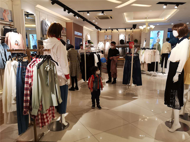 库存积压转型线上加快回笼资金　服装全产业链亟需注入“强心剂”